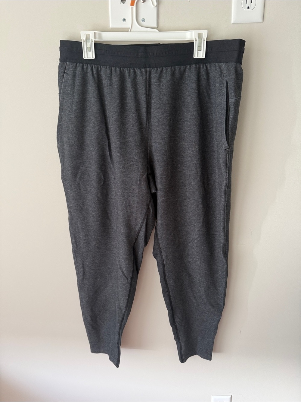 Nike Men's Dark Gray Athletic Jogger Pants